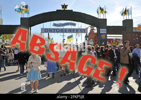 Munich, Allemagne. 03ème mai 2021. MONTAGE PHOTO: En raison de la pandémie du coronavirus: L'Oktoberfest sera également annulée en 2021. Archive photo: Entrée à l'Oktoberfest, Wiesn, tentes de festival, visiteurs, personnes, Foule, soleil, jour, vue sur la Theresienwiese, Oktoberfest Munich, 01 octobre 2008. Â | utilisation dans le monde crédit: dpa/Alay Live News Banque D'Images