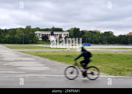 Munich, Allemagne. 03ème mai 2021. En raison de la pandémie du coronavirus: L'Oktoberfest tombera également en 2021 de Theresienwiese à Muenchen, Hall of Fame avec la statue de Bavière. Le 05/14/2020. Après l'annulation de la Wiesn, l'Oktoberfest, les cyclistes et les marcheurs se dévont sur l'immense parc d'expositions. | utilisation dans le monde crédit: dpa/Alay Live News Banque D'Images