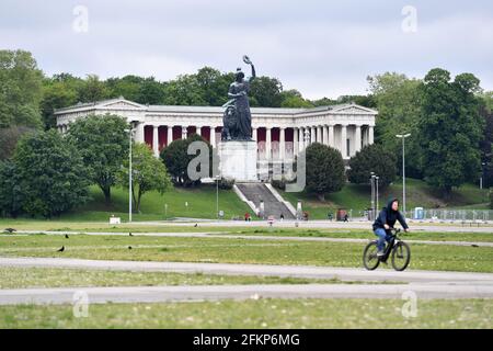 Munich, Allemagne. 03ème mai 2021. En raison de la pandémie du coronavirus: L'Oktoberfest tombera également en 2021 de Theresienwiese à Muenchen, Hall of Fame avec la statue de Bavière. Le 05/14/2020. Après l'annulation de la Wiesn, l'Oktoberfest, les cyclistes et les marcheurs se dévont sur l'immense parc d'expositions. | utilisation dans le monde crédit: dpa/Alay Live News Banque D'Images