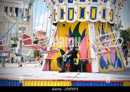 Munich, Allemagne. 03ème mai 2021. En raison de la pandémie du coronavirus : l'Oktoberfest sera également annulée en 2021. Archive photo: Showman est désaffecté à sa chaise carrousel et attend les clients le 07/29/2020 - il porte un masque, masque. L'été à Munich devrait être agréable malgré l'annulation de Corona et Oktoberfest. C'est pourquoi la capitale bavaroise a lancé la campagne Ã £ Summer in the City Ã '. La culture, les manèges, les stands de restauration et les sports devraient offrir un divertissement et une touche estivale dans tout Munich. Â | utilisation dans le monde crédit: dpa/Alay Live News Banque D'Images