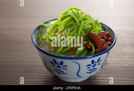 Desserts malaisiens appelés Cendol .Cendol est fait à partir de glaçons écrasés et une variété de bonbons et de fruits. Banque D'Images