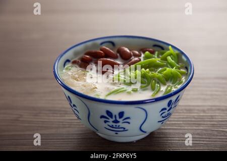 Desserts malaisiens appelés Cendol .Cendol est fait à partir de glaçons écrasés et une variété de bonbons et de fruits. Banque D'Images