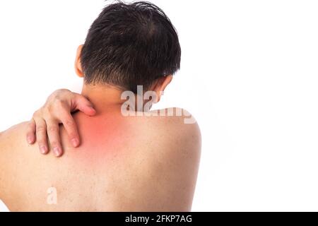 Douleur douloureuse de l'épaule. Symptômes de l'arthrite et de la pluie. Homme d'âge moyen tenant son épaule blessée sur fond blanc. Banque D'Images