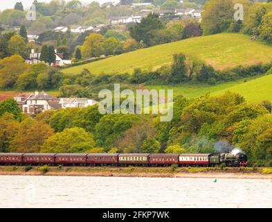 BR classe standard Pacifique no 70000 Britannia le long de l'estuaire du Teign à l'approche de Teignmouth avec la jambe de retour du Dartmouth Express. Banque D'Images