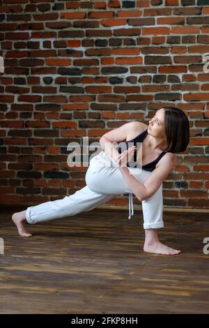 Athlète femme pratiquant le yoga. Banque D'Images