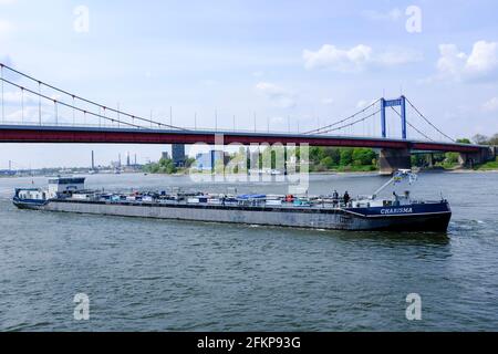 03.05.2021, Duisburg, Nordrhein-Westfalen, Deutschland - flussabwaerts fahrendes Frachtschiff Charisma auf dem Rhein BEI Duisburg-Ruhrort kurz vor dem Banque D'Images