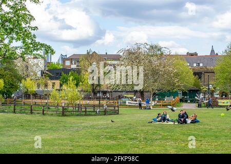 VAUXHALL, LONDRES, ANGLETERRE- 1er mai 2021 : ferme de la ville de Vauxhall photographiée de l'herbe des jardins de plaisance de Vauxhall Banque D'Images