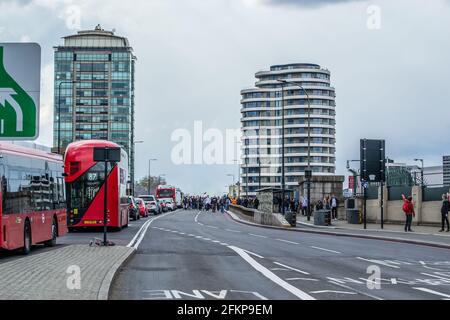 VAUXHALL, LONDRES, ANGLETERRE- 1er mai 2021 : des manifestants traversent le pont Vauxhall à un TUA THE BILL Protest à Londres Banque D'Images