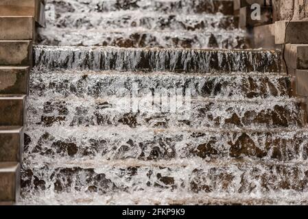 Fontaine de rue sur les escaliers. De l'eau coule dans les escaliers de la zone désignée pour elle. Banque D'Images