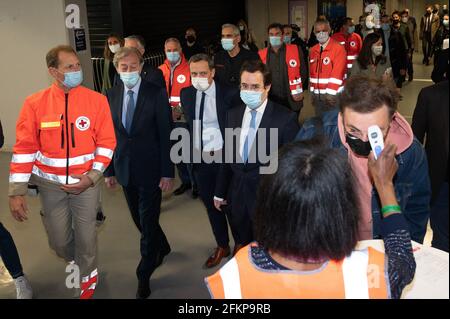 Le 3 mai 2021, le secrétaire d'État à l'enfance et à la famille, Adrien Taquet, inaugure le centre de vaccination de la défense Arena à Nanterre, en France. Photo de Laurent Zabulon / ABACAPRESS.COM Banque D'Images