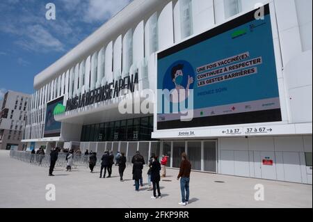 Le 3 mai 2021, le secrétaire d'État à l'enfance et à la famille, Adrien Taquet, inaugure le centre de vaccination de la défense Arena à Nanterre, en France. Photo de Laurent Zabulon / ABACAPRESS.COM Banque D'Images