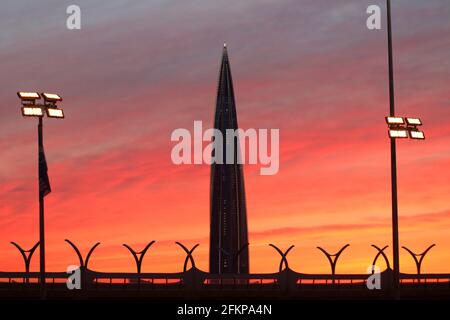 Saint-Pétersbourg, Russie. 02 mai 2021. Le centre Lakhta est devenu rouge pendant le coucher du soleil et les feux d'artifice à la Gazprom Arena de Saint-Pétersbourg. (Photo de Maksim Konstantinov/SOPA Images/Sipa USA) crédit: SIPA USA/Alay Live News Banque D'Images