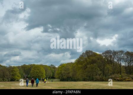 Chorleywood, Royaume-Uni. 3 mai 2021. Météo au Royaume-Uni : des gens qui marchent sous des nuages gris menaçants se rassemblent au-dessus de Chorleywood Common, dans le Hertfordshire, le lundi du début des fêtes de mai. La prévision est que les conditions s'aggravent avec de fortes pluies et de forts vents vers la fin de la journée. Credit: Stephen Chung / Alamy Live News Banque D'Images