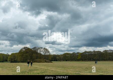 Chorleywood, Royaume-Uni. 3 mai 2021. Météo au Royaume-Uni : des gens qui marchent sous des nuages gris menaçants se rassemblent au-dessus de Chorleywood Common, dans le Hertfordshire, le lundi du début des fêtes de mai. La prévision est que les conditions s'aggravent avec de fortes pluies et de forts vents vers la fin de la journée. Credit: Stephen Chung / Alamy Live News Banque D'Images