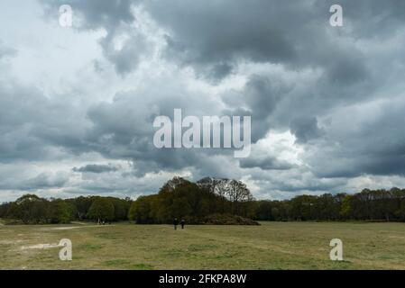 Chorleywood, Royaume-Uni. 3 mai 2021. Météo au Royaume-Uni : des nuages gris menaçants se rassemblent au-dessus de Chorleywood Common, dans le Hertfordshire, le lundi de mai, pour les fêtes de début de banque. La prévision est que les conditions s'aggravent avec de fortes pluies et de forts vents vers la fin de la journée. Credit: Stephen Chung / Alamy Live News Banque D'Images