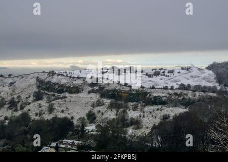 Birdlip, Cotwolds, Gloucestershire, Royaume-Uni avec de la neige en avril avec Malvern Hills au loin. Vue sur Avon Valley. Banque D'Images