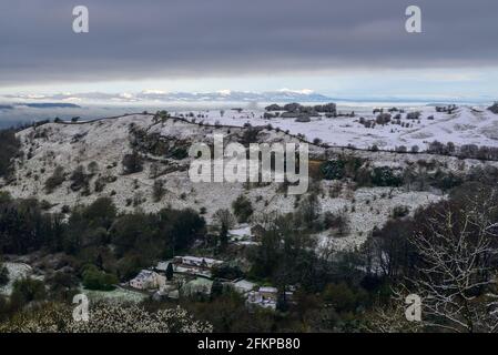 Birdlip, Cotwolds, Gloucestershire, Royaume-Uni avec de la neige en avril avec Malvern Hills au loin. Vue sur Avon Valley. Banque D'Images