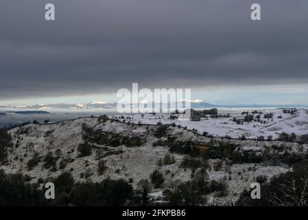 Birdlip, Cotwolds, Gloucestershire, Royaume-Uni avec de la neige en avril avec Malvern Hills au loin. Vue sur Avon Valley. Banque D'Images