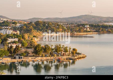 Vue sur le front de mer de Datca au lever du soleil, Turquie Banque D'Images