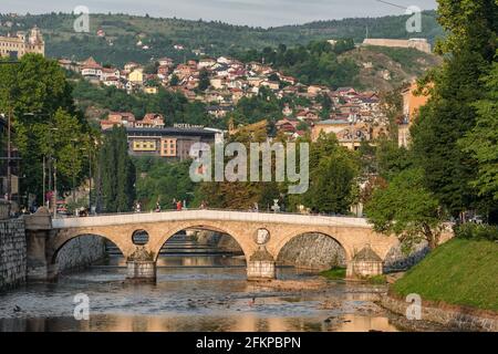 Pont latin sur la rivière Miljacka à Sarajevo, EN BOSNIE-HERZÉGOVINE Banque D'Images