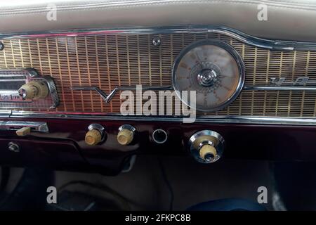 Moscou, Russie - 01 mai 2021, tableau de bord de la voiture soviétique Chaika. Compteur de vitesse avec une inscription - faite en urss Banque D'Images