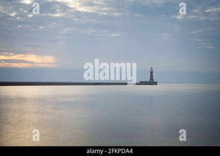 Image minimaliste en exposition longue de Roker Pier et Lighthouse capturée tôt le matin près de Sunderland, Tyne et Wear dans le nord-est de l'Angleterre. Banque D'Images