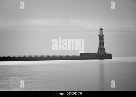 Image minimaliste en exposition longue de Roker Pier et Lighthouse capturée tôt le matin près de Sunderland, Tyne et Wear dans le nord-est de l'Angleterre. Banque D'Images