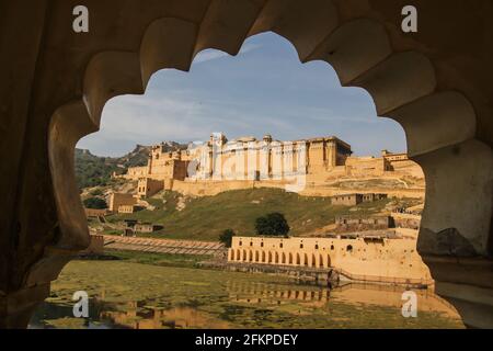 Vue sur le fort d'Amber à travers une arche très ornée. Situé sur une colline au-dessus du village d'Amber, Rajasthan, Inde. Banque D'Images