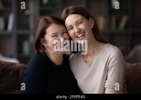 Portrait d'une mère âgée heureuse et d'une fille adulte Banque D'Images