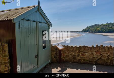 Dylan Thomas écrit Shed surplombant l'estuaire de la Taf, Laugharne, Carmarthenshire Banque D'Images