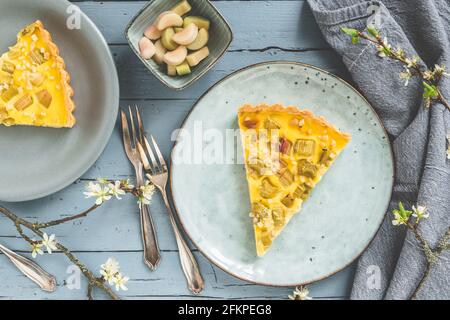 Morceau de tarte à la rhubarbe sur fond de bois rustique gris, vue de dessus Banque D'Images