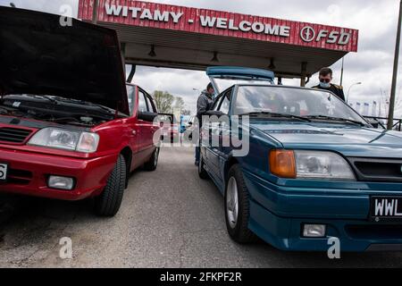 Les véhicules Polonez classiques sont présentés lors du rallye à l'extérieur de la FSO (Passenger car Factory) à Varsovie. Les collectionneurs et les propriétaires de véhicules automobiles connus sous le nom de Polonez ont marqué le 43ème anniversaire de la voiture à Varsovie. Le FSO Polonez est un véhicule à moteur développé en Pologne en collaboration avec Fiat et produit par Fabryka Samochodów Osobowych (fabrique de voitures de tourisme) - mieux connu sous le nom de FSO - de 1978 à 2002. C'était un nouveau modèle à hayon de Giorgetto Giugiaro. Le véhicule a été un coup absolu de l'époque communiste en Pologne, également très célèbre dans le soi-disant bloc de l'est. (Photo par Attila Huse Banque D'Images