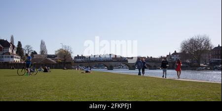 Les personnes marchant près de la Tamise à Henley sur la Tamise à Oxfordshire au Royaume-Uni Banque D'Images