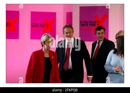 Tony Blair, Gordon Brown et Patricia Hewitt lancent aujourd'hui une campagne d'affiches électorales dans le centre Islington Design de Londres.pic David Sandison 28/4/2005 Banque D'Images