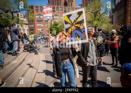 New York, États-Unis. 1er mai 2021. Des militants représentant de multiples organisations se réunissent à Union Square Park pour célébrer la Journée internationale des travailleurs, le samedi 1er mai, 2021. (Âphoto de Richard B. Levine) crédit: SIPA USA/Alay Live News Banque D'Images