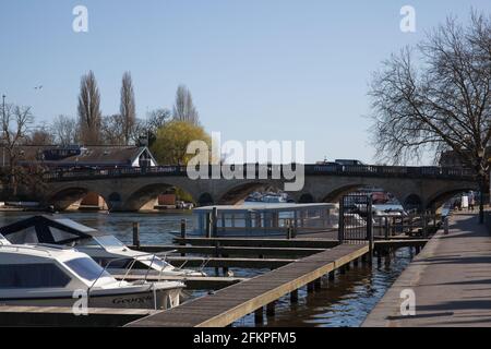 Petits bateaux sur la Tamise à Henley sur la Tamise Oxfordshire au Royaume-Uni Banque D'Images