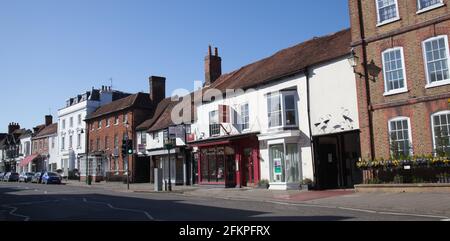 Vue sur les boutiques et les restaurants de Henley sur la Tamise à l''intérieur Oxfordshire au Royaume-Uni Banque D'Images