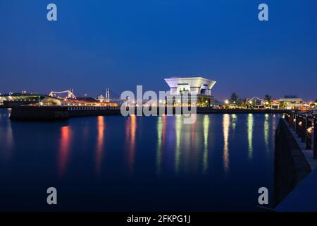 Vue sur le pont de la baie de Yokohama et sur la jetée d'Osanbashi Japon Banque D'Images