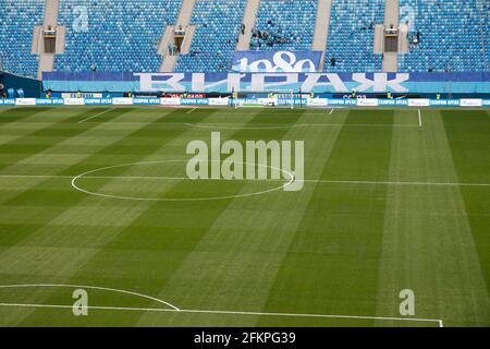 Saint-Pétersbourg, Russie. 02 mai 2021. La coupe du stade Gazprom Arena (Arenas Saint-Pétersbourg) et des stands vides montrant la qualité du terrain de football et de la pelouse lors du dernier match du FC Zenit, avant l'Euro 2020. Crédit : SOPA Images Limited/Alamy Live News Banque D'Images