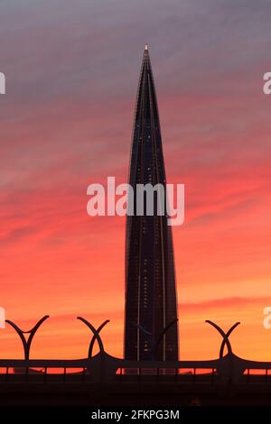 Saint-Pétersbourg, Russie. 02 mai 2021. Le centre Lakhta est devenu rouge pendant le coucher du soleil et les feux d'artifice à la Gazprom Arena de Saint-Pétersbourg. Crédit : SOPA Images Limited/Alamy Live News Banque D'Images