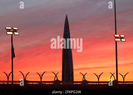 Saint-Pétersbourg, Russie. 02 mai 2021. Le centre Lakhta est devenu rouge pendant le coucher du soleil et les feux d'artifice à la Gazprom Arena de Saint-Pétersbourg. Crédit : SOPA Images Limited/Alamy Live News Banque D'Images