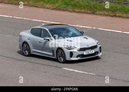 2018 Gray Kia Stinger Gt-Line S CRDI conduit sur l'autoroute M6 au Royaume-Uni Banque D'Images