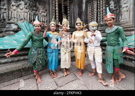 Danseurs de l'APSARA selon les traditions khmères. Temple d'Angkor Wat. Siem Reap Cambodge Banque D'Images