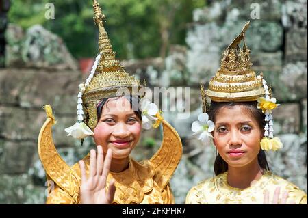 Danseurs de l'APSARA selon les traditions khmères. Temple d'Angkor Thom. Siem Reap Cambodge Banque D'Images