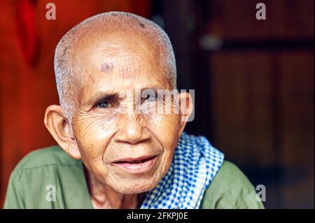 Une vieille femme dans sa hutte à Siem Reap. Angkor. Cambodge Banque D'Images