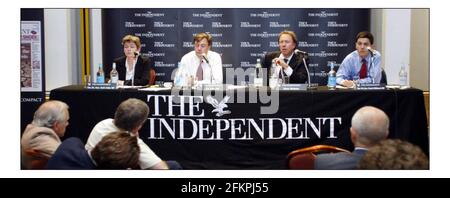 La réunion de Fringe indépendante avec les orateurs David Miliband, Ruth Kelly et Ed Balls, présidée par Steve Richards à la conférence du Parti travailliste à Brighton.pic David Sandison 26/9/2005 Banque D'Images