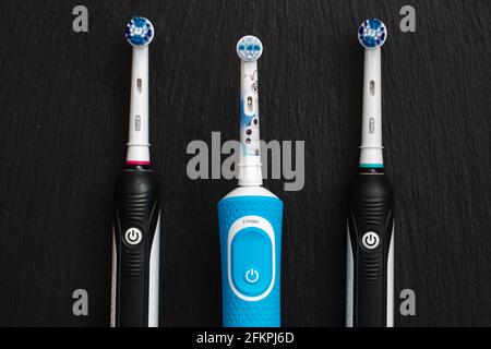 Francfort, Allemagne - 1er mai 2021 : brosse à dents électrique Oral-B Cross action PRO 750 Black Edition et brosse à dents rechargeable Braun Oral-B pour enfants de 3 ans et plus Banque D'Images