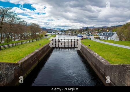 C'est l'extrémité sud du canal calédonien dans les montagnes ouest de l'Écosse, à côté du village de Corpach. Banque D'Images