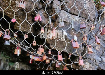 Cadenas sur une clôture à pierres au-dessus du tunnel à Coppet Hall, près de Saundersfoot, Pembrokeshire, pays de Galles Banque D'Images