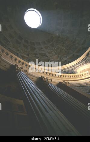 La lumière du soleil traverse l'oculus du Panthéon, construit en 118-125 par l'empereur Hadrien, à Rome, en Italie. Banque D'Images